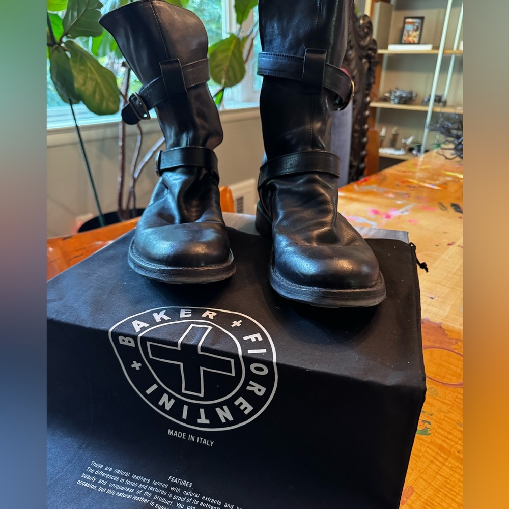 Fiorentini + Baker “Cusna Nero” 45
Black leather with brass buckles Ankle Boot